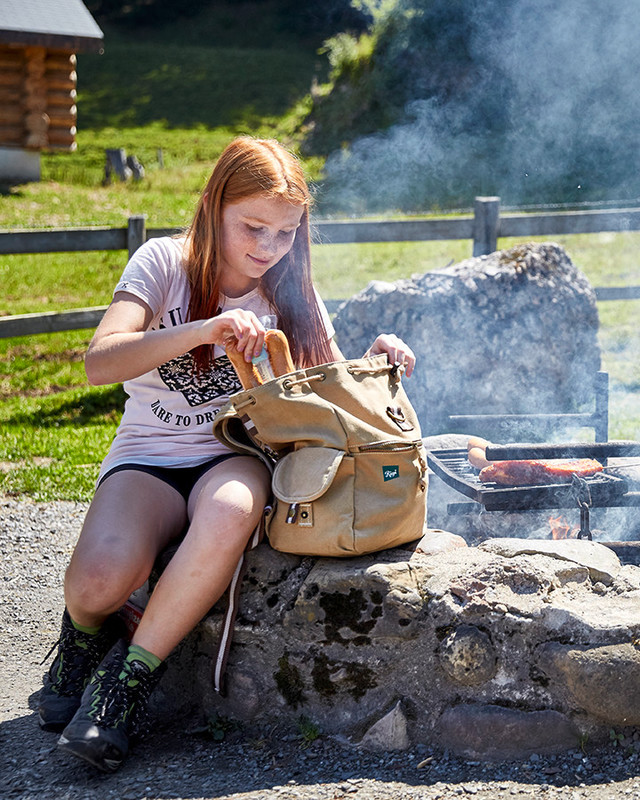 Kinder an der Feuerstelle