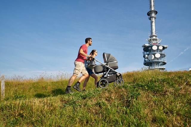 Eltern mit Kinderwagen auf der Rigi